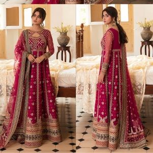 Beautiful Pakistani dress available in size xs-s